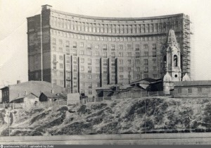 Колокольня церкви Благовещения на Бережках и "дом архитекторов". 50-е годы